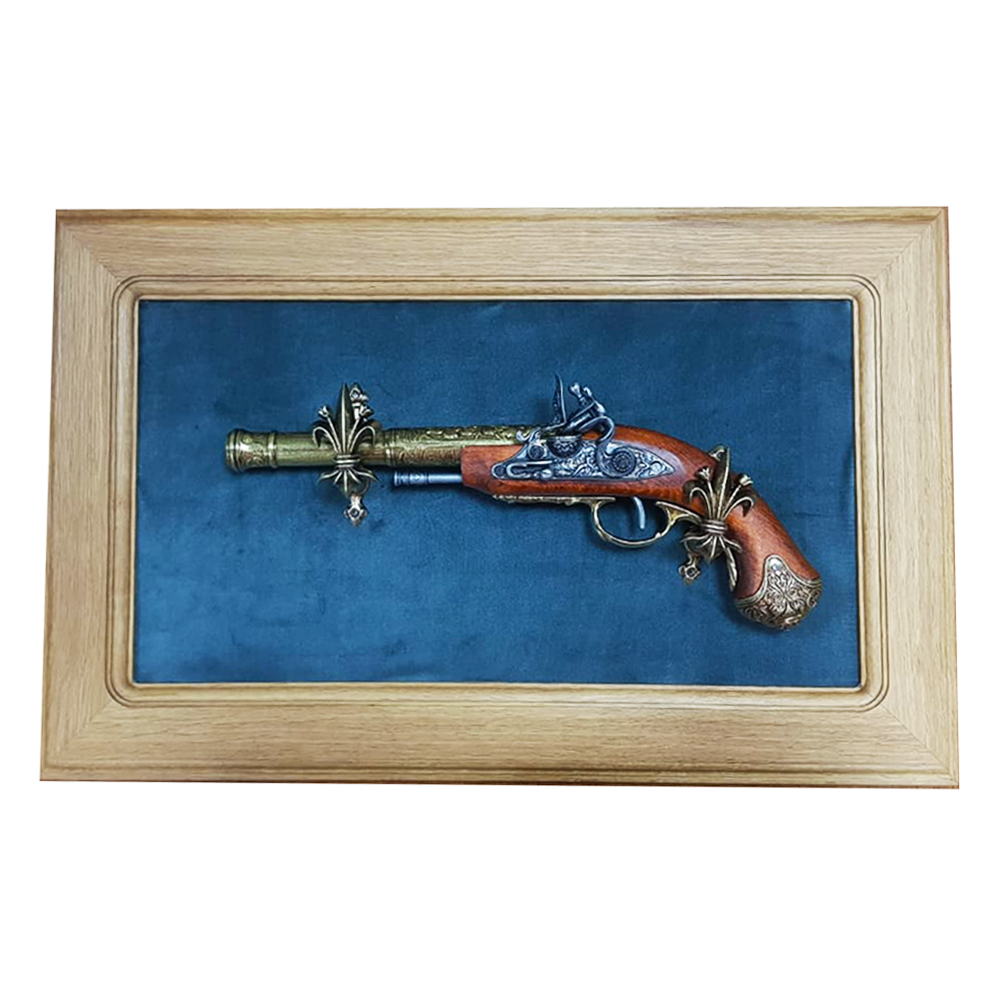 Пистолет кремневый для левшей, Индия, 18 век на бархатном панно. Интерьерная композиция, внутренний
