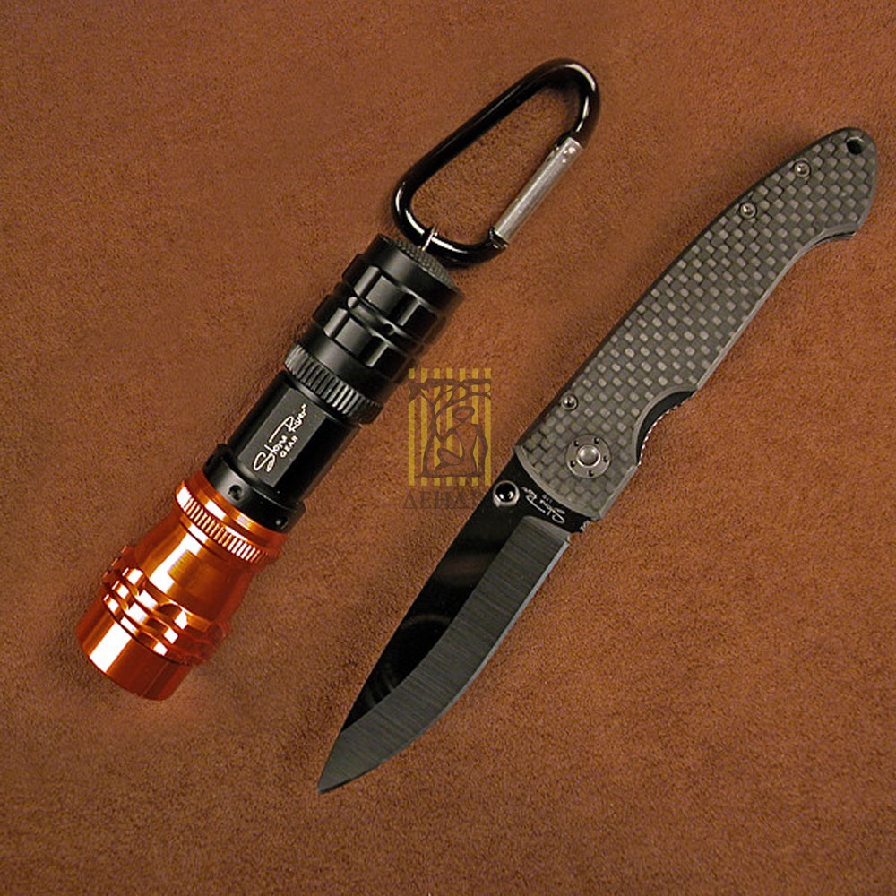 Подарочный набор из двух предметов: нож складной артикула SRG2CFL; карманный фонарь артикула SRG1TAF