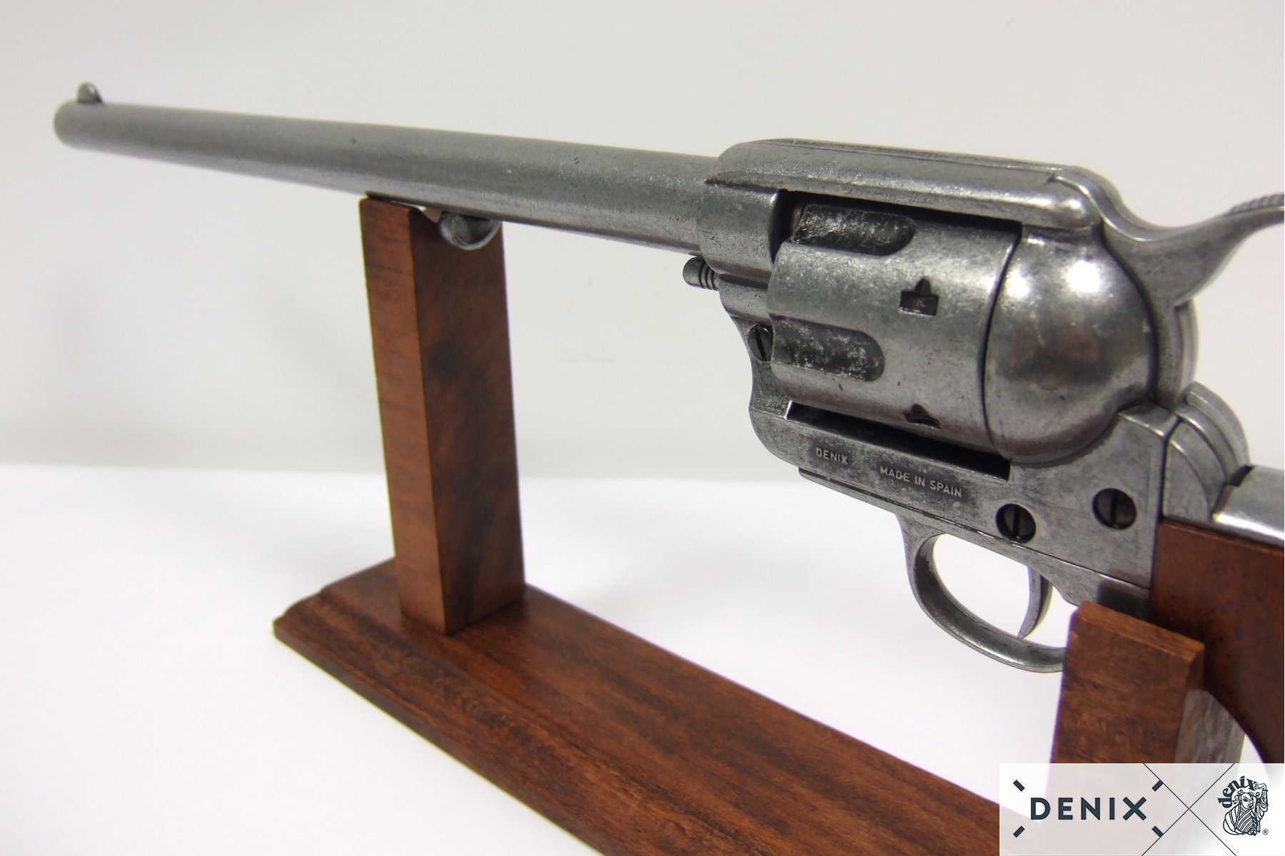 Револьвер "Миротвороец" 12", деревянные накладки, .45 калибра, США, 1873 г., длина 46 см.