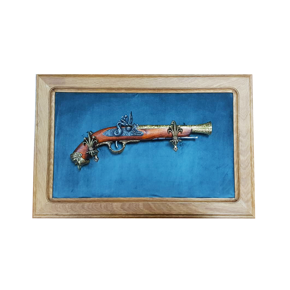 Кремниевый пистолет XVIIIв, (латунь) на бархатном панно. Интерьерная композиция, внутренний размер 5
