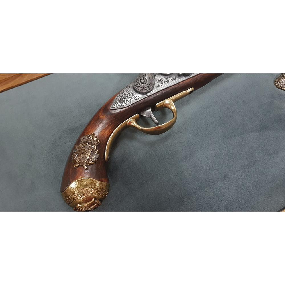 Пистолет Наполеона, изготовлен мастером Грибовалем в 1806г., на бархатном панно с вензелем Наполеона