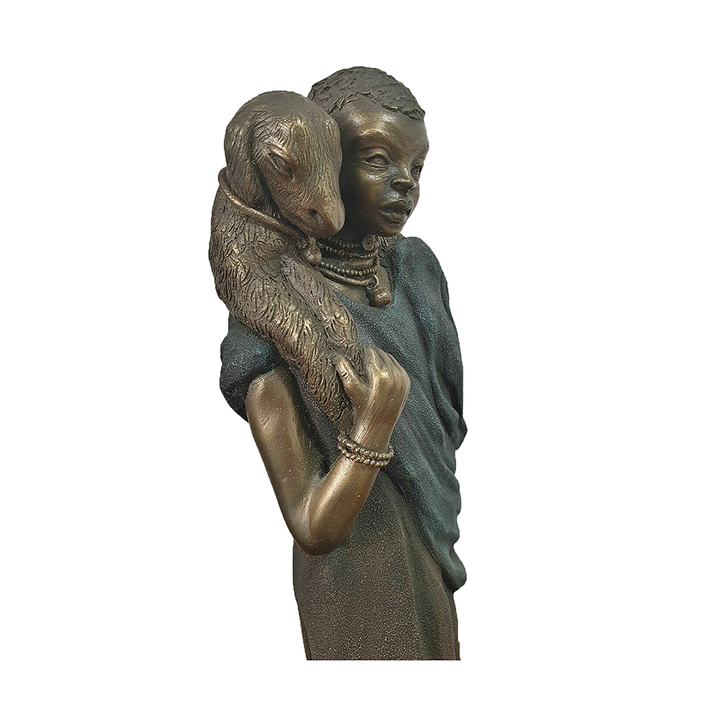 Фигурка Масаи-Бадави с ягненокм на плечах,патина,полистоун